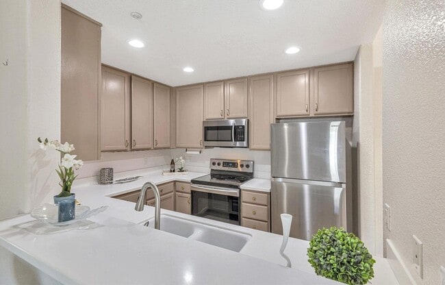 Building Photo - Beautifully Updated 2-Bed, 2-Bath Condo in...