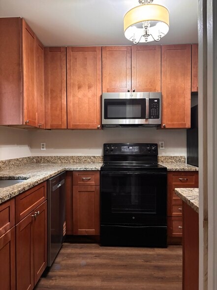 Building Photo - 2807 Lee Oaks Ct