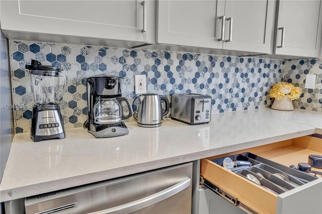 Building Photo - 10006 E Bay Harbor Dr