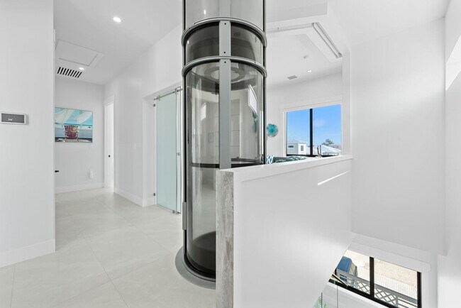 Building Photo - 247 Pescayo Ave