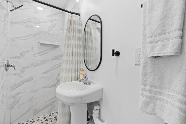 Building Photo - 615 SE 11th Ave