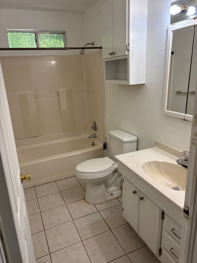 Building Photo - Cute 2/2/1 in the heart of Pollard Park area!