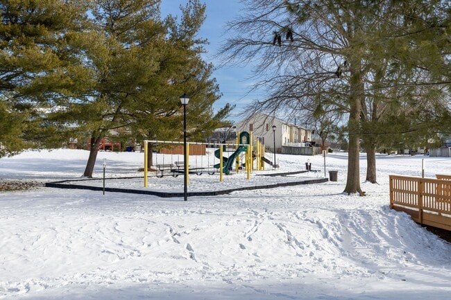 Building Photo - Beautifully maintained END UNIT townhouse in Robin meadows ready for your family to call home by ...