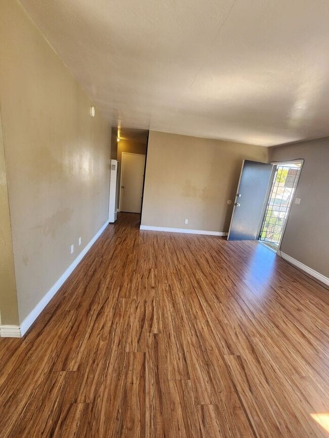 Building Photo - Spacious 2BR Duplex For Rent. Close to Sail Bay and only 6 Blocks to the Beach