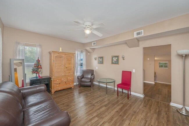 Building Photo - 346 Crescent Dr