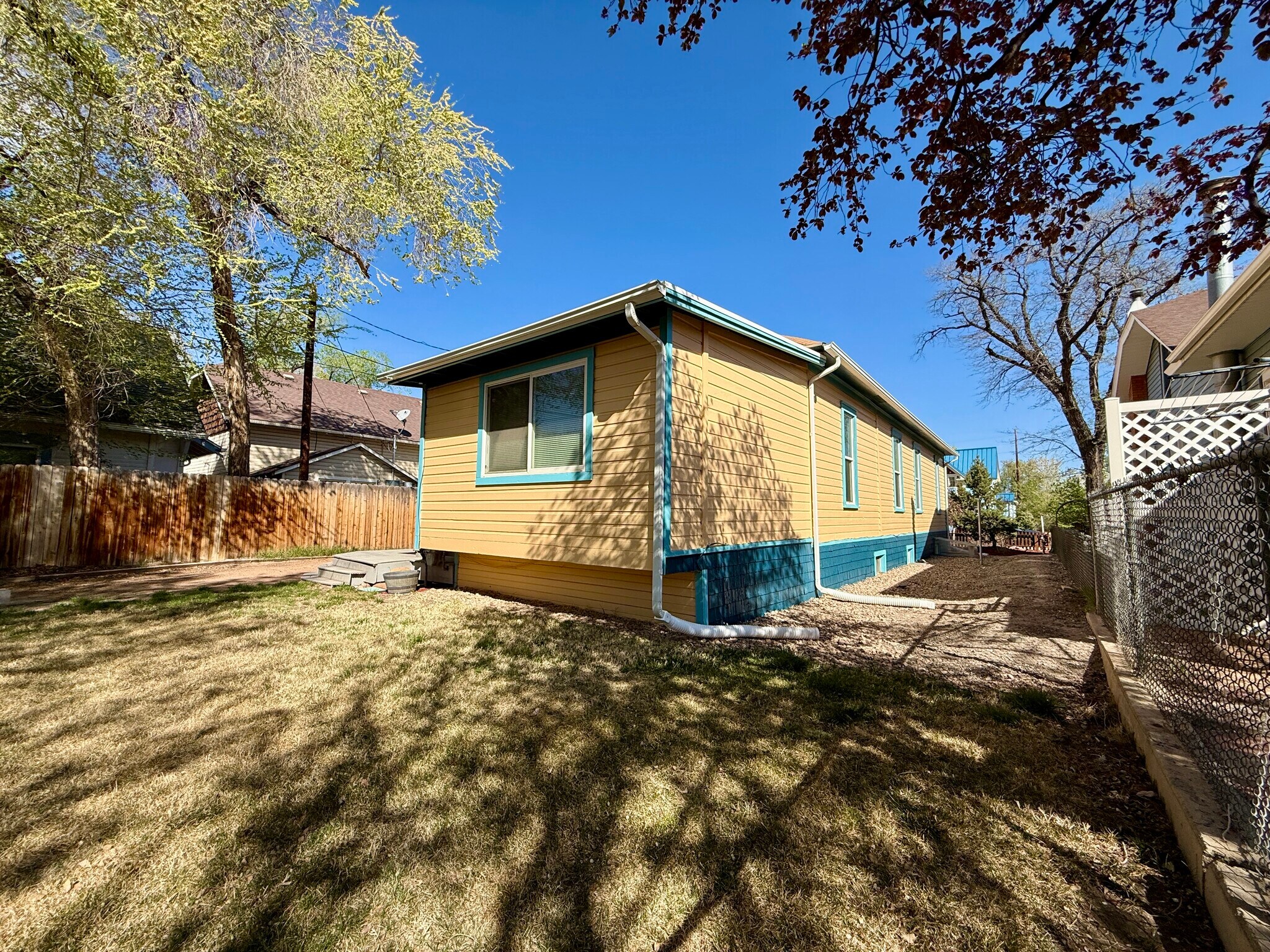 Building Photo - 909 Ouray Ave