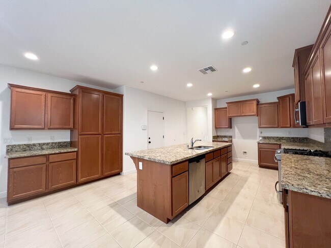 Building Photo - Spacious 4 Bd 3 Bath Home in Elk Grove