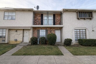Building Photo - Stylish 2-Bedroom Townhome with Terrace & Resort-Style Amenities in Grand Prairie