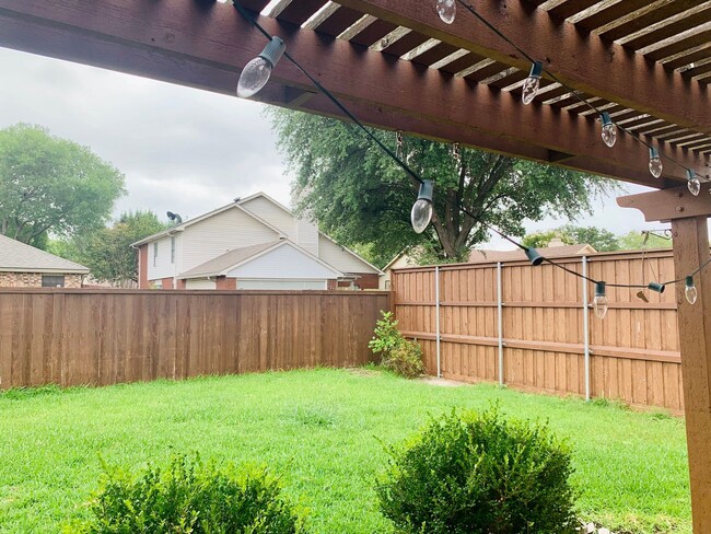 Building Photo - Cozy Home Near Hwy 75 with beautiful patio!