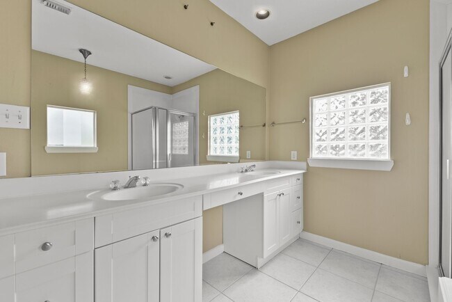 Building Photo - Charming 3-Bed, 2.5-Bath Home in the Heart...