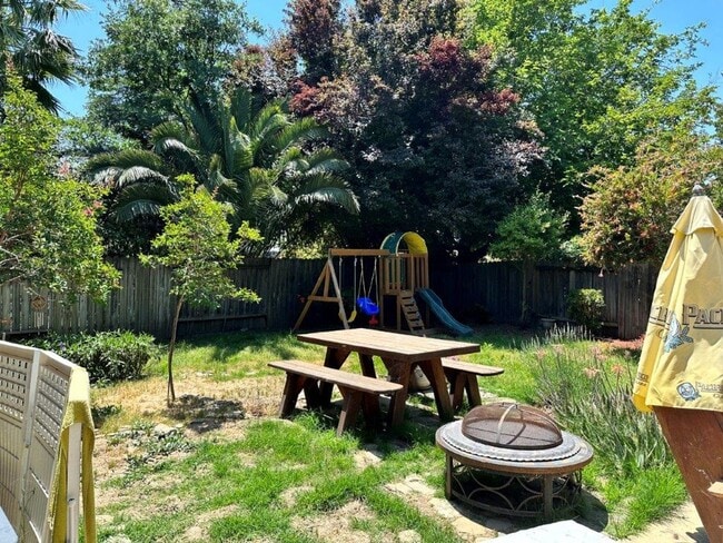 Building Photo - Spacious 4-Bedroom Home with Solar in Prim...