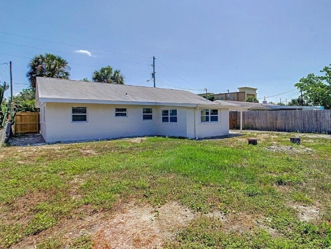 Building Photo - Completely upgraded 3/1 1196 Sq. Ft. with recently renovated bathroom and kitchen with GRANITE& a...