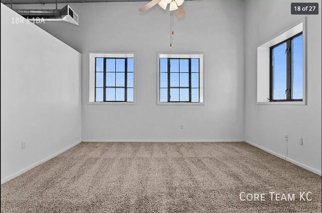 Building Photo - 320 W 7th St