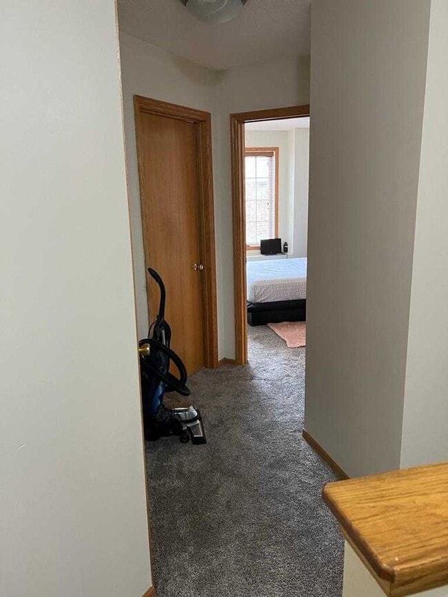 Building Photo - rare champlin 3 bed townhouse!