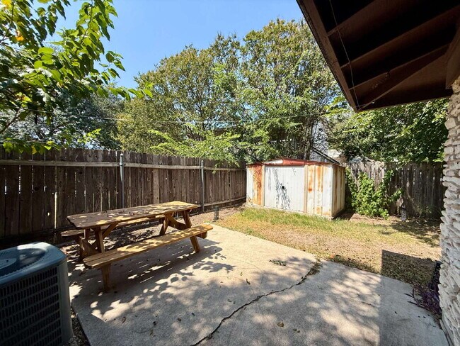 Building Photo - Updated 2-Bedroom Duplex in the Heart of C...