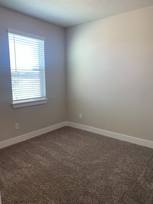 Building Photo - Like New  - 3 Bedroom Townhome in Barron C...