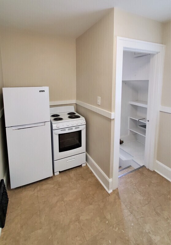 Building Photo - 1032 Maplewood Dr NE