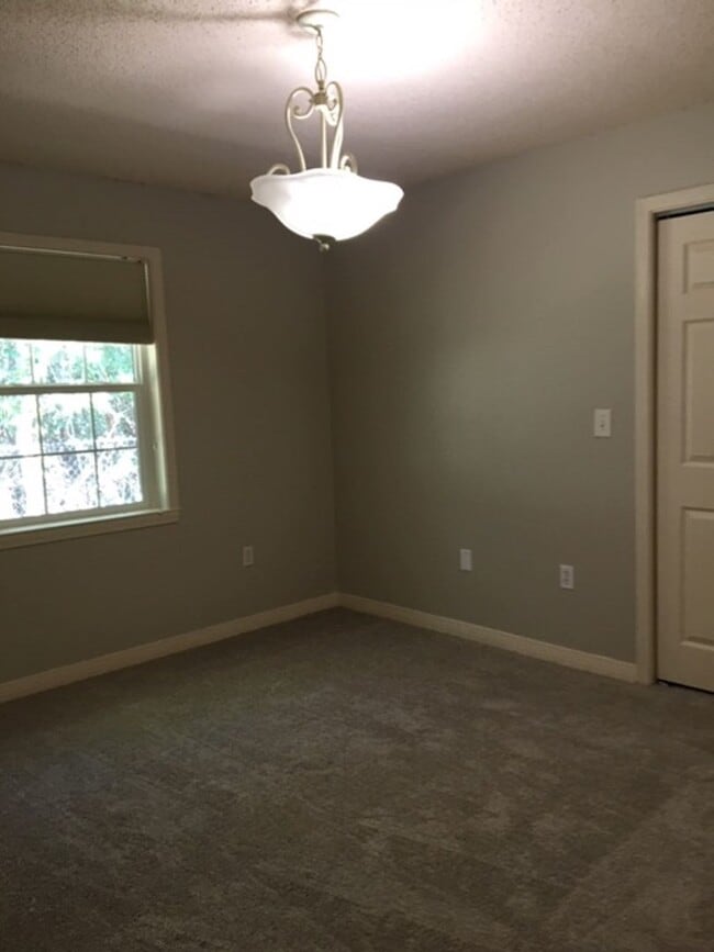 Building Photo - 3 Bedroom 2 Bath