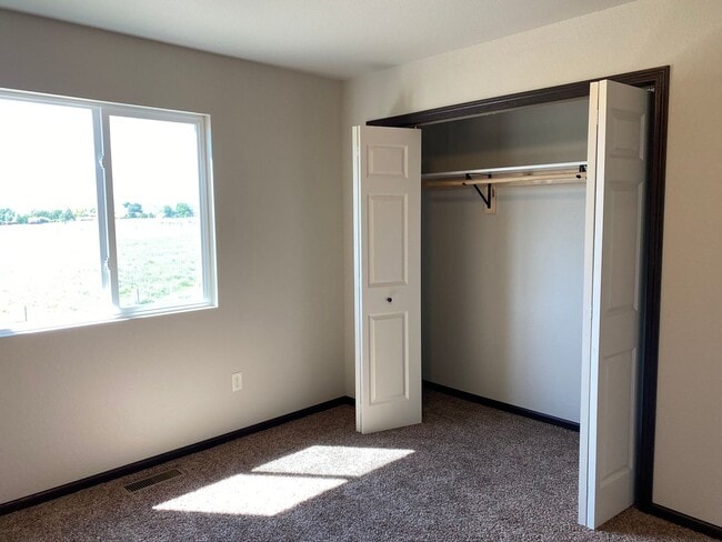 Building Photo - 4 BEDROOM | 2 BATH | DOUBLE GARAGE | RAPID...