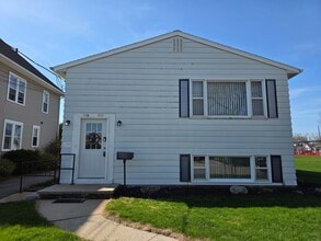 Building Photo - 221 W 10th Ave