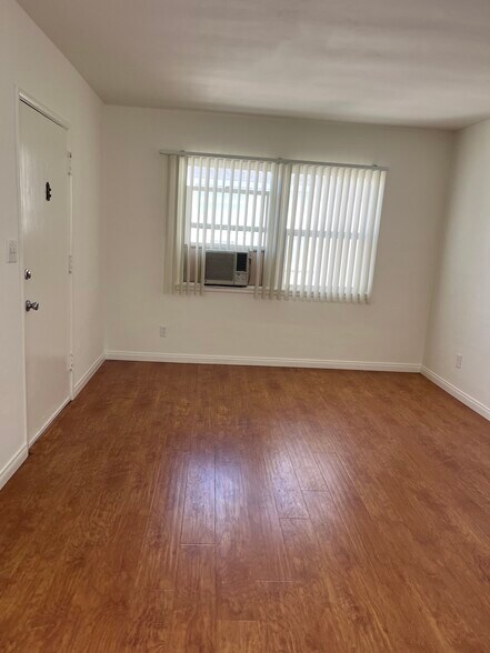 Building Photo - 5644 1/2 Kester Ave