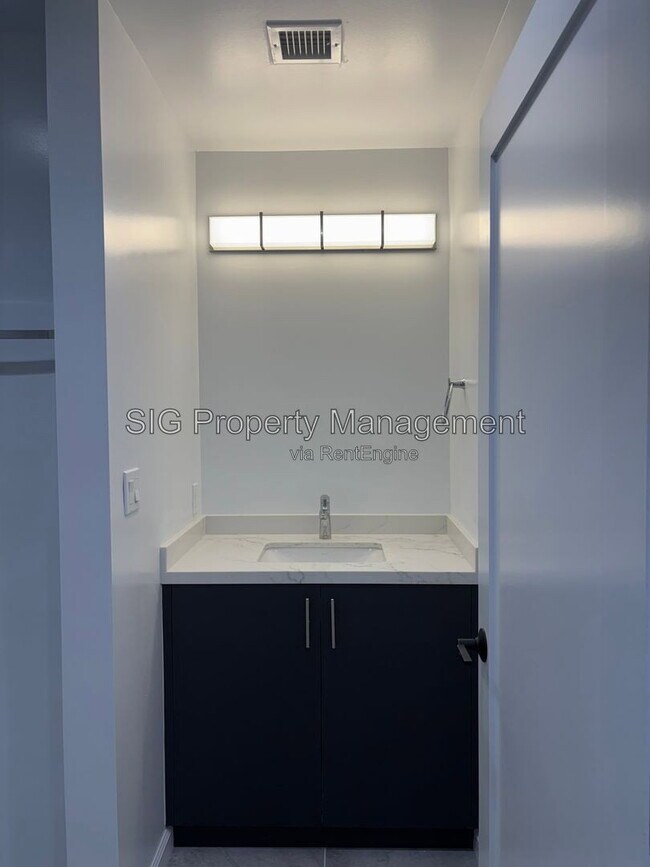 Building Photo - 2230 Sherwood Pl