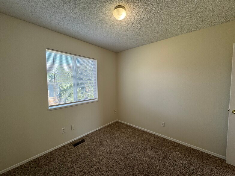 Building Photo - 879 Barn Owl Dr