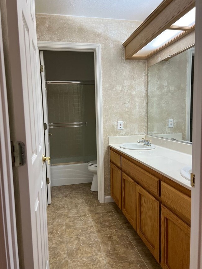Building Photo - Beautiful 3-Bedroom, 2-Bath Single-Story Home
