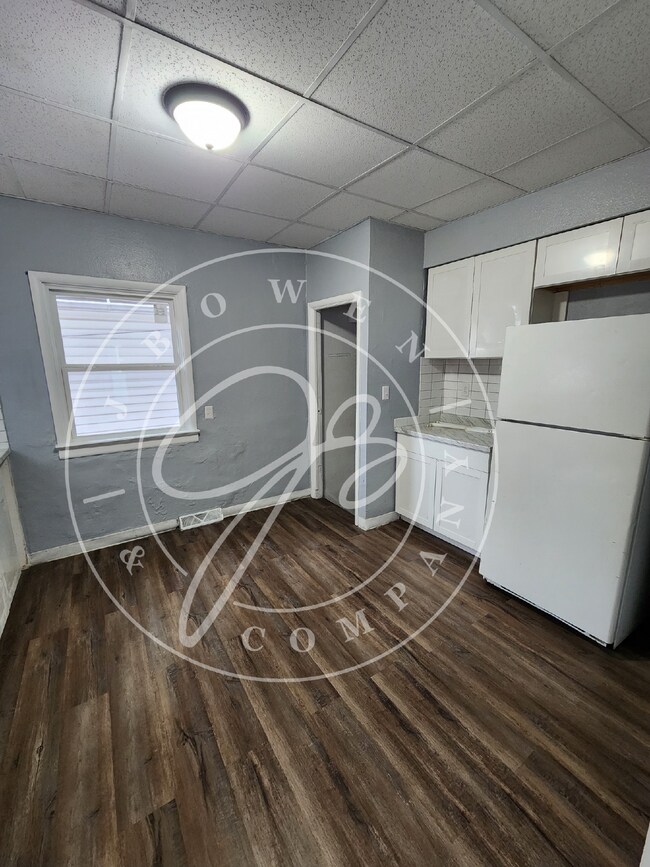 Building Photo - Section 8 accepted! 3 bed 1 bath with lots of space!