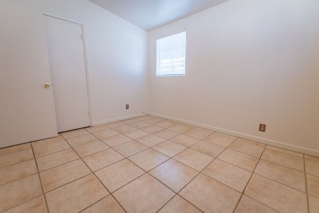 Building Photo - 4 Bedroom, 1½ Bath Home with Central A/C, ...