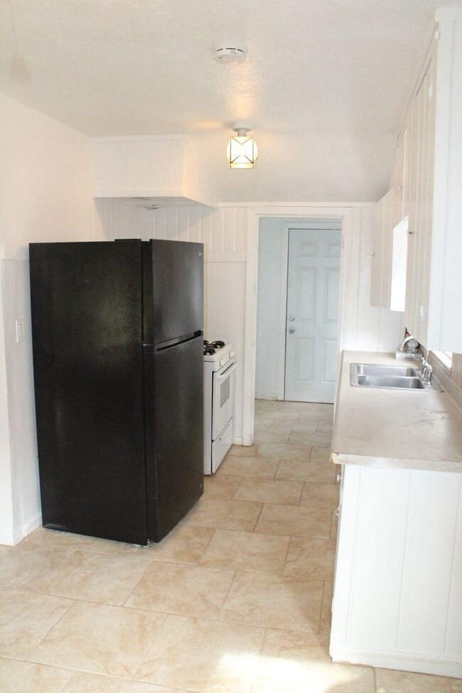 Building Photo - 1 Bedroom, 1 Bathroom House in Antioch wit...
