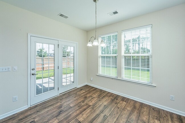 Building Photo - 201 Bigleaf Ct