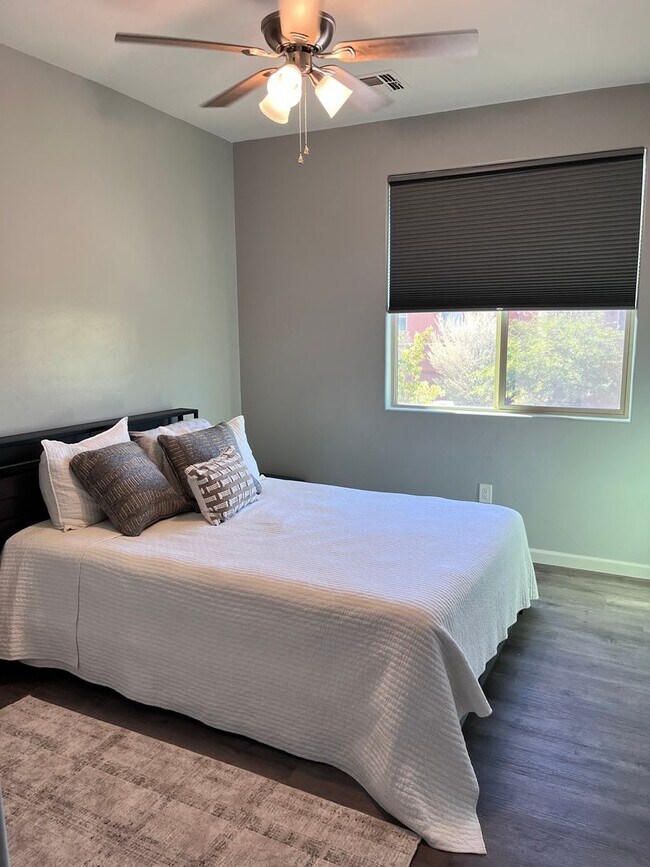 Building Photo - Central- FURNISHED 4 bedroom/ 3 bathroom h...