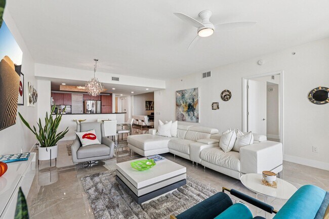 Building Photo - 2640 Lake Shore Dr