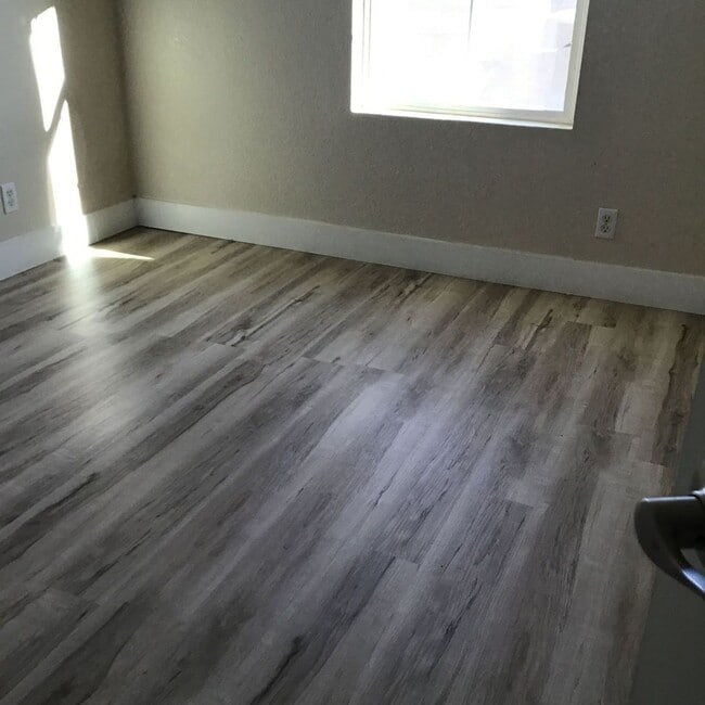 Building Photo - Move in Special $200.00 off first month's ...