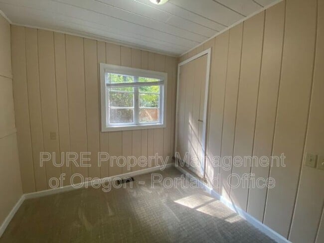 Building Photo - 3550 Lake Grove Ave