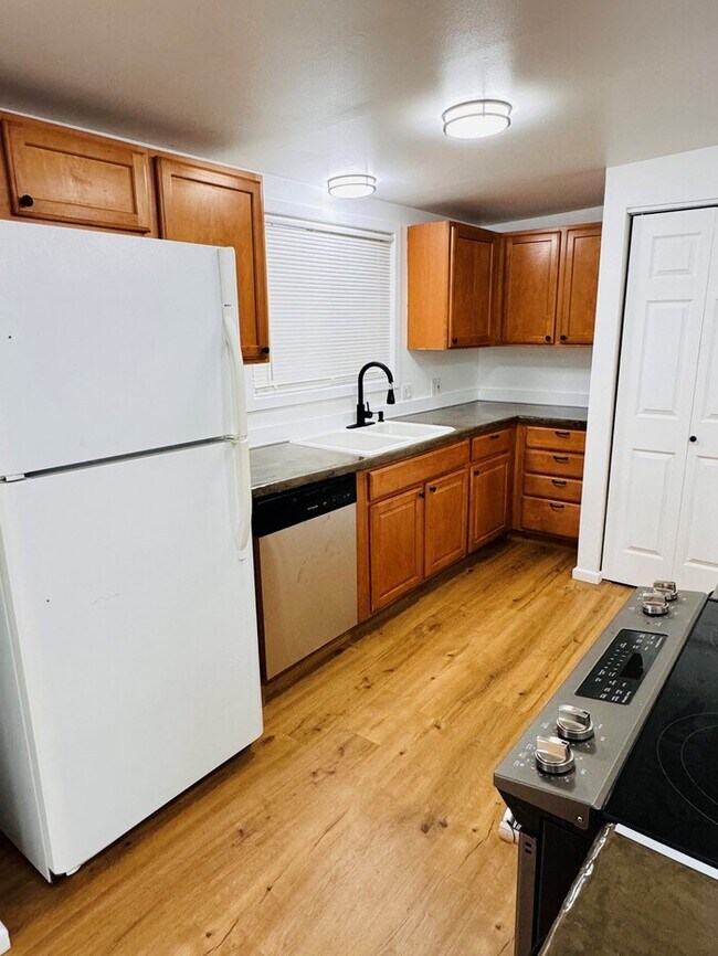 Building Photo - Charming Home w/Fenced Yard, Garage, W/D, Great Location, and More!