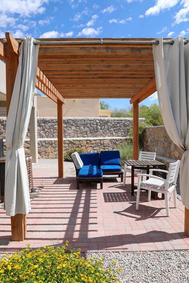 Building Photo - 2 Bed, 2 Bath Townhome