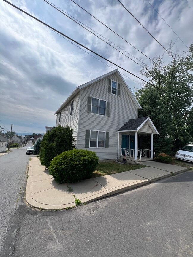 Building Photo - 301 E Elm St