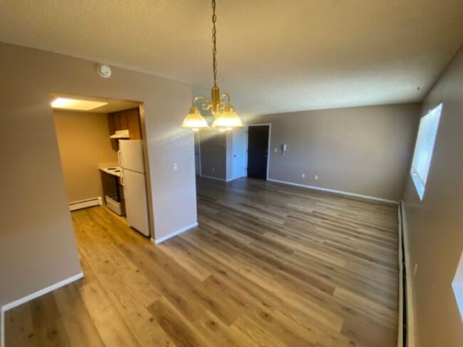 Building Photo - Just Blocks from CMU