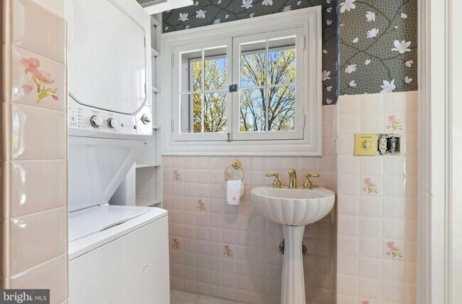 Primary bathroom with steam shower and WD - 121 W Cork St