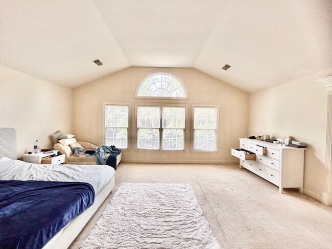 Building Photo - 10503 Aubinoe Farm Dr