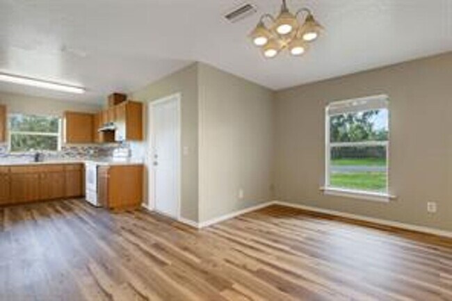 Building Photo - Beautiful 3/1 in the heart of Plant City