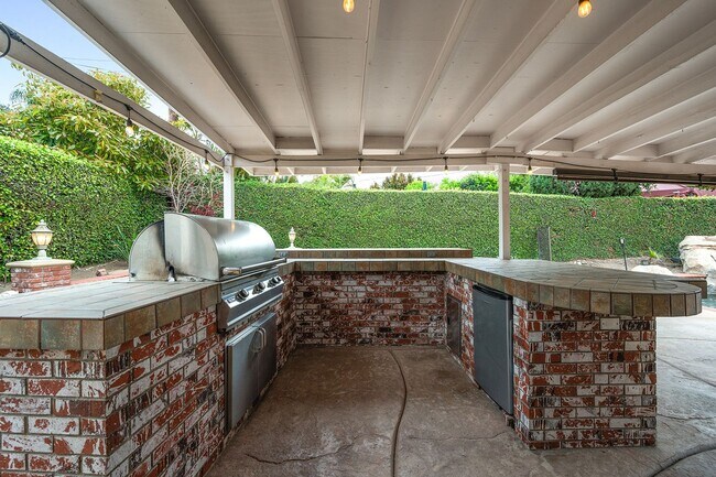 Building Photo - **724 E Cypress Ave Glendora** 4 bedroom 2 bath !!2 weeks free OAC!!