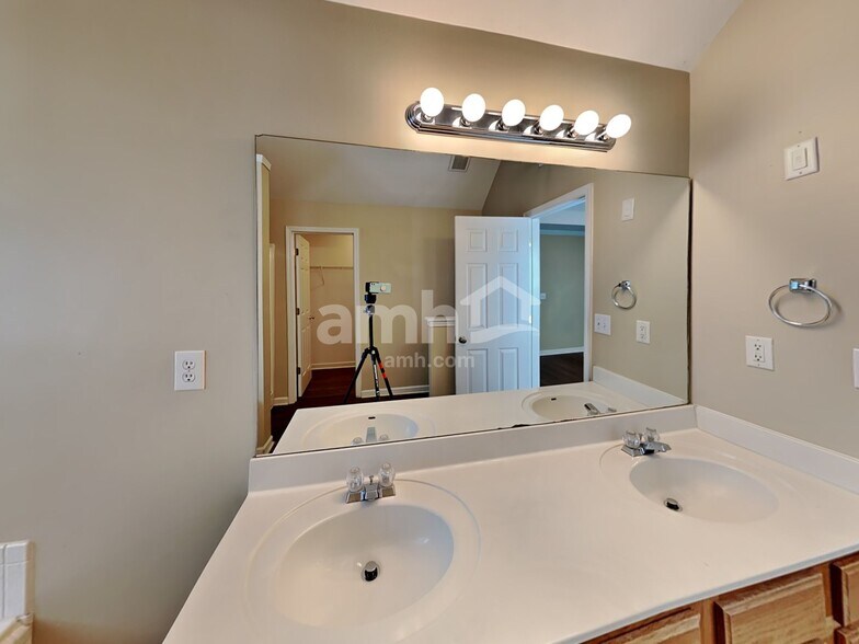 Building Photo - 111 Lexington Parke Dr