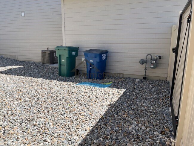 Building Photo - Woodbridge South Home with 4 Bedrooms and 3 Bathrooms in Post Falls build in 2021!