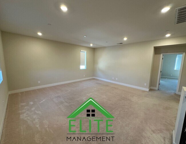Building Photo - Charming and Spacious Home in Desirable El...