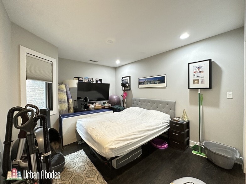 Building Photo - 907 N Damen Ave