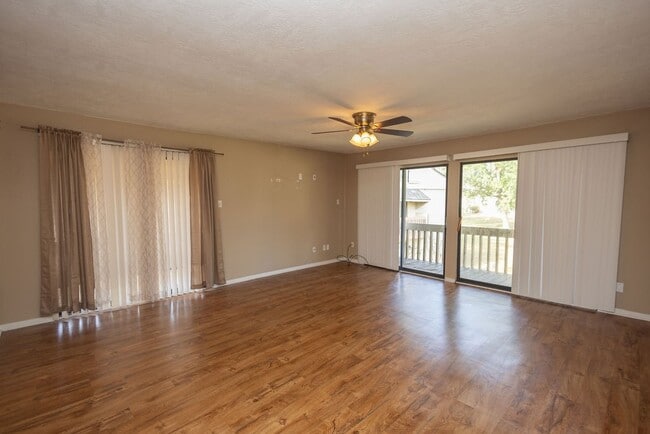 Building Photo - 15919 Golf Club Dr