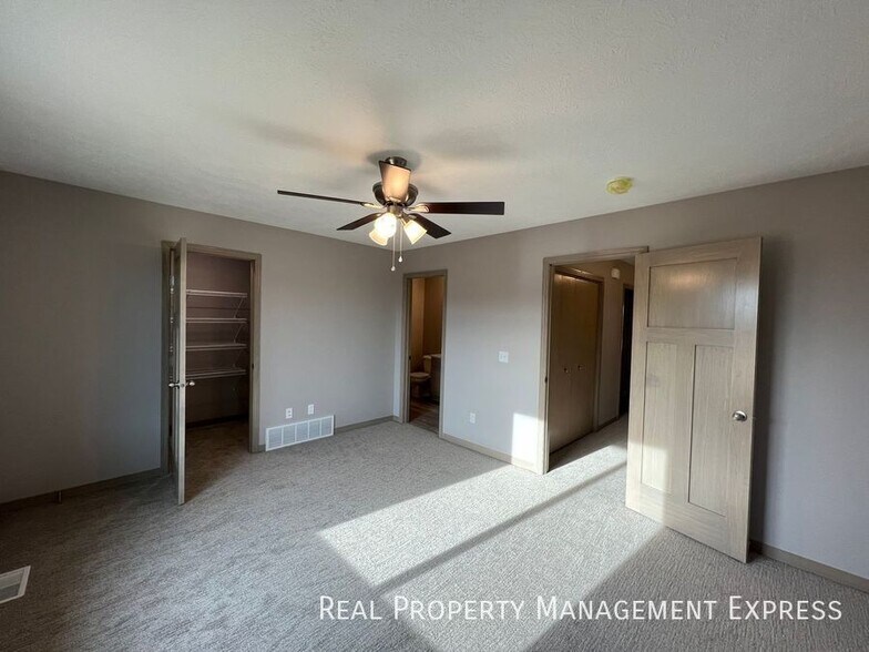 Building Photo - Modern 3 Bed 2 Bath Townhome in West Sioux Falls